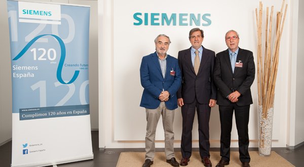Pascual Dedios-Pleite (centro), consejero delegado de Siemens Industria, junto a  Pedro Fernández Llarena (izda.), presidente de ADIME, y Francesc Acín (dcha.), presidente de AFME.
