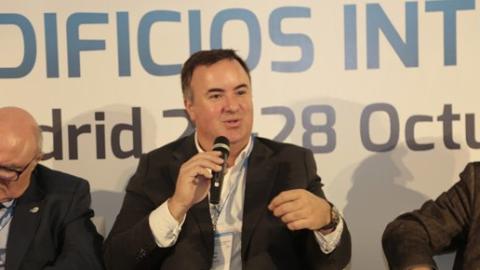 Álvaro Mallol, presidente de KNX España, durante su intervención en la mesa de debate.