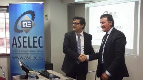 Rafael Castillo (izda.), nuevo presidente de ASELEC, saluda a su predecesor en el cargo, Enrique Ruiz, tras su elección.