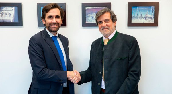 Benjamín Estévez (izda.), director general para Asuntos Económicos de ICAI-ICADE, y Pascual Dedios-Pleite, consejero delegado de Siemens Industria.