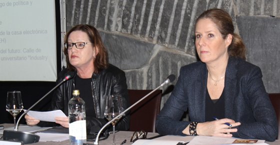 Maria Hasselman (izda.), directora de Light + Building, y Elena Echániz Michels, directora de la delegación oficial de Messe Frankfurt en España, durante la rueda de prensa.