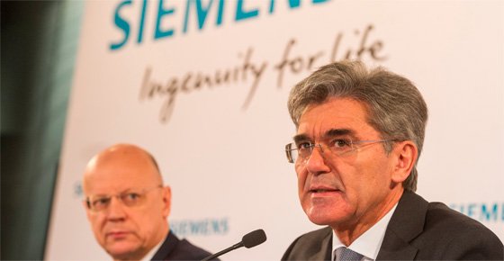 Joe Kaeser (dcha.), presidente y CEO de Siemens, junto a Ralf P. Thomas, director financiero de la compañía, en la conferencia de presentación de resultados de su primer trimestre fiscal de 2016.