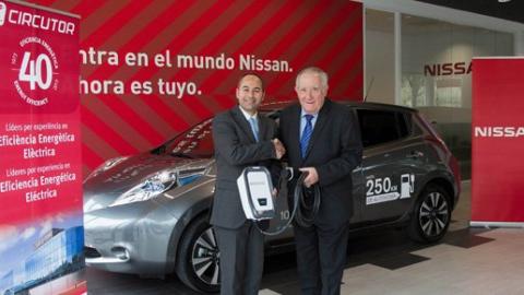 De izda. a dcha.: Marco Toro, consejero director general de Nissan España, y Ramón Comellas, presidente de Circutor.