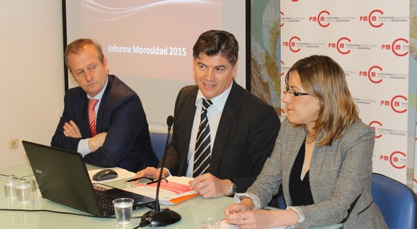 Antoni Cañete (centro), presidente de la Plataforma PMcM, junto a Luis Cascales, presidente de Unipyme Madrid, y Pilar Medina, asesora jurídica de la PMcM.
