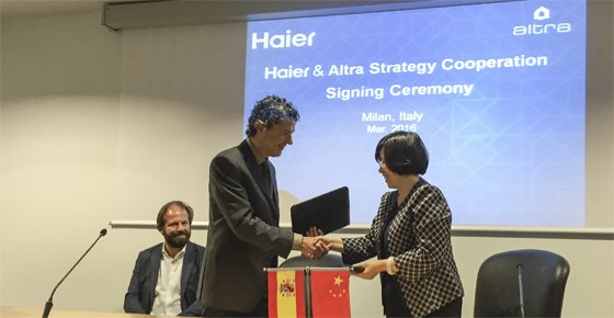 Antonio Mediato, CEO de Altra Corporación (Airzone), y Wang Li, directora de la División Industrial de Haier AC, rubricaron el acuerdo en la feria de Milán.