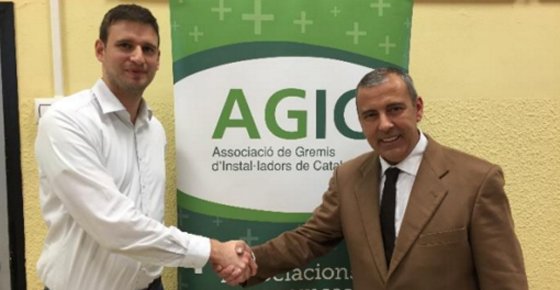 Stephan Behringer, director de la firma POD Int. Personalberatung, y Jaume Alcaide, presidente de AGIC, sellan la colaboración entre ambas entidades.