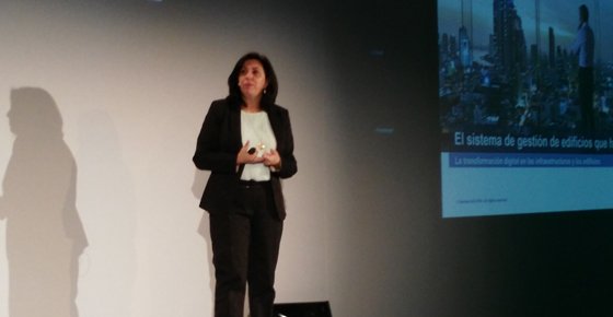 Rosa García, presidenta de Siemens en España, durante la presentación de Desigo CC en la sede del COAM, en Madrid.