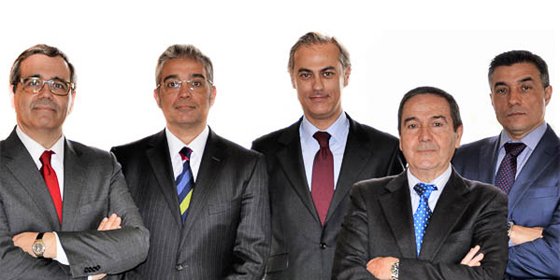 Ignacio Navarro (en el centro de la imagen), nombrado nuevo director financiero de Cables RCT. Agustín de Ramón (primero a la dcha.), nuevo director comercial.