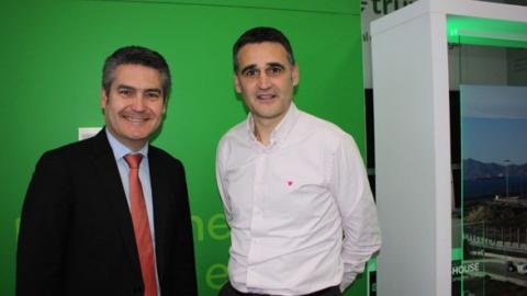 Francisco Barceló (izda.), vicepresidente de Energy en Schneider Electric España, y Josu Ugarte, vicepresidente de Industry, durante el encuentro con la prensa.