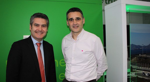 Francisco Barceló (izda.), vicepresidente de Energy en Schneider Electric España, y Josu Ugarte, vicepresidente de Industry, durante el encuentro con la prensa.