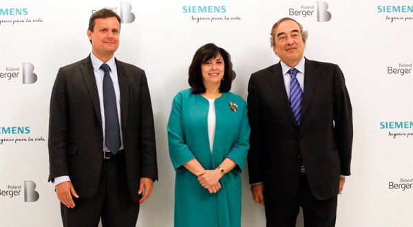 Rosa García, presidenta de Siemens en España, junto a Juan Rosell (dcha.), presidente de la CEOE, y el representante de Roland Berger.