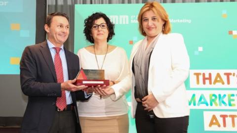 Sergio Amorós y Silvia Dolón, de Fermax, reciben el premio de manos de Mónica Cucarella, directora general de Internacionalización de la Comunidad Valenciana.