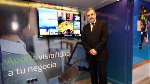 Luis Miguel Gilpérez, presidente de Telefónica España, en el arranque del bus tecnológico sostenible.