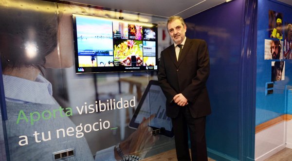 Luis Miguel Gilpérez, presidente de Telefónica España, en el arranque del bus tecnológico sostenible.