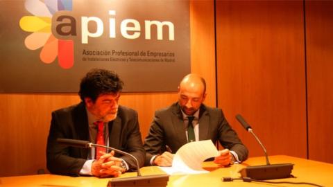 Ángel Bonet (izda.), presidente de APIEM, junto a Ángel Bernárdez, consejero delegado de Retelec, en la firma del acuerdo.