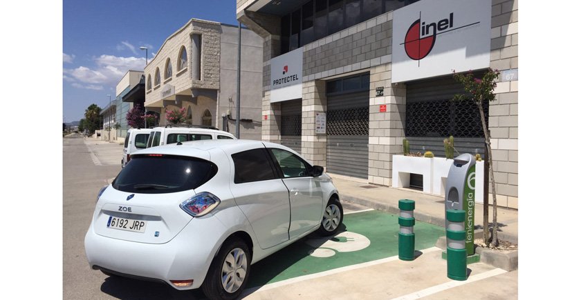 Primer punto de recarga de vehículo eléctrico, instalado por el agente Inel, en Ontinyent (Valencia).