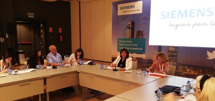 Rosa García, presidenta y CEO de Siemens en España, durante la reunión con periodistas.