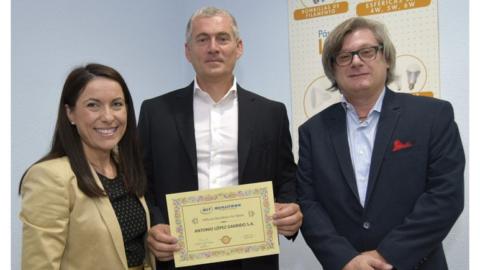 Mari Carmen Tomillo, gerente de ALG, junto a Piero Magnaghi, fundador de Qualitron, y Gilberto Cantoni, director de Exportación, el pasado 21 de septiembre.