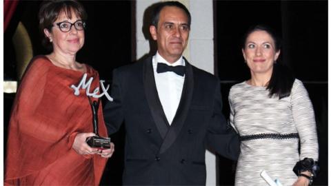 Mari Carmen Tomillo (dcha.), gerente de la empresa, y Elena Diego, directora financiera, recogieron este galardón.