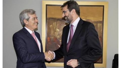 Gianfranco Castagnola, presidente ejecutivo de AC Capitales, junto a Juan Lasala (dcha.), consejero delegado de Red Eléctrica (REE), durante la firma del acuerdo.