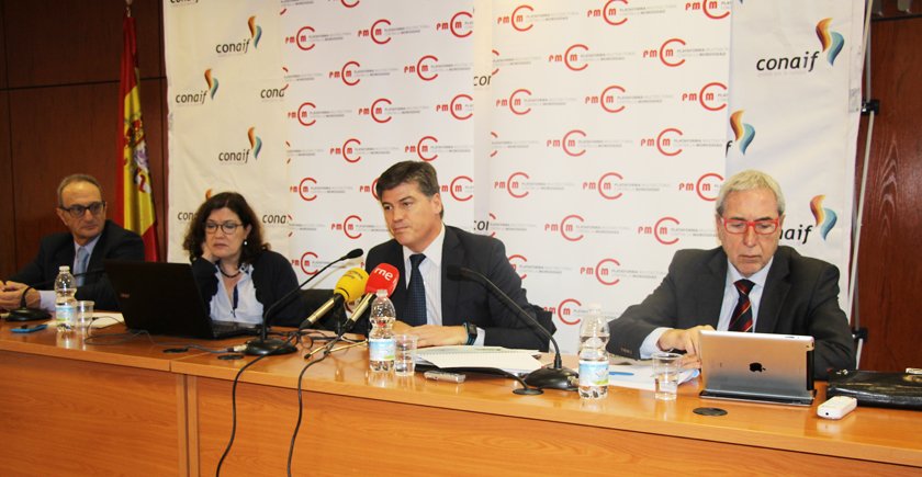 Antoni Cañete (segundo a la dcha.), presidente de la Plataforma Multisectorial contra la Morosidad, durante la presentación del informe 2016.