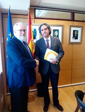 Miguel Arias Cañete, Comisario Europeo de Acción por el Clima y Energía, junto al presidente de ANPIER, Miguel Ángel Martínez-Aroca.