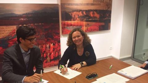 Isabel Reija, consejera delegada de Feníe Energía, firma la compra del nuevo parque.