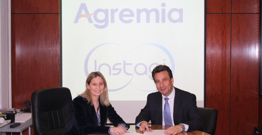 Inmaculada Peiró, directora general de AGREIMIA, y Jesús Mª Gómez, gerente de INSTAGI, durante la firma del acuerdo.