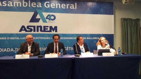 Mesa presidencial de la asamblea de ASINEM, con Carlos Moyà (primero a la izda.).