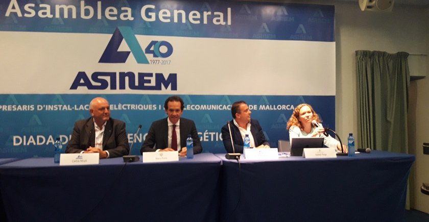 Mesa presidencial de la asamblea de ASINEM, con Carlos Moyà (primero a la izda.).