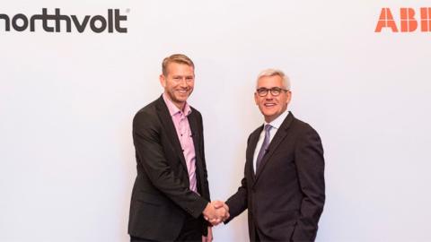 En la imagen, de izquierda a derecha, Peter Carlsson, CEO de Northvolt, y Ulrich Spiesshofer, CEO de ABB.