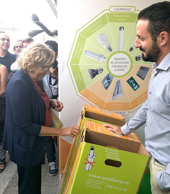 Manuela Carmena, alcaldesa de Madrid, depositó una bombilla de bajo consumo fundida en un contenedor de Ambilamp.