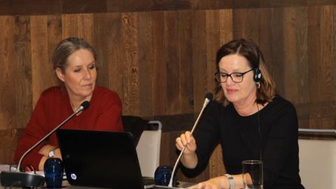 Elena Echániz Michels (izda.) y Maria Hasselman en la conferencia celebrada en Madrid.