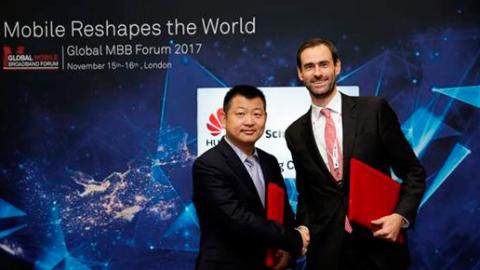 Zhou Yue Feng, director de marketing de Productos Inalámbricos de Huawei, junto a Nicolas Keutgen, director de innovación de Schréder, en la firma del acuerdo.