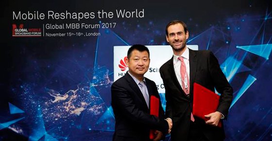 Zhou Yue Feng, director de marketing de Productos Inalámbricos de Huawei, junto a Nicolas Keutgen, director de innovación de Schréder, en la firma del acuerdo.