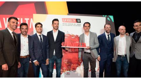 Imagen de la presentación de La Vuelta 2018, con Alberto Contador en el centro, junto a otros ciclistas.