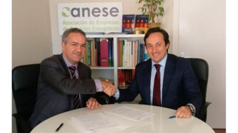 De izquierda a derecha: Manuel Acosta, presidente de ANESE, y Marcos Luengo, presidente de IDESIE Business School.