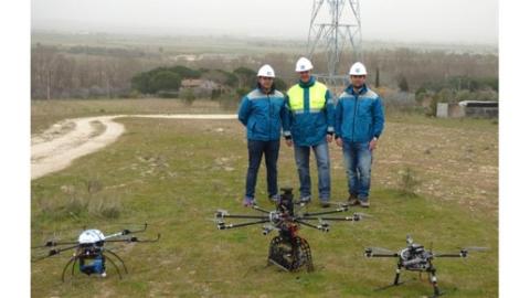 Parte del equipo de trabajo de REE junto a la flota de drones de la compañía.