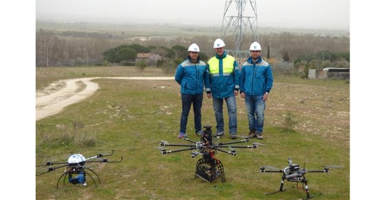 Parte del equipo de trabajo de REE junto a la flota de drones de la compañía.