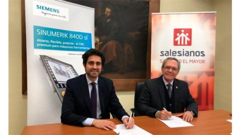Borja Zárate, director de Motion Control de Siemens España, y Juan Carlos Pérez Godoy, inspector de Salesianos Santiago el Mayor, en la firma del convenio de colaboración.