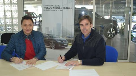 Eloy Orti (izda.), presidente de AIECS, y Manuel Godoy, gerente de Nissan Satra, en la firma del acuerdo.