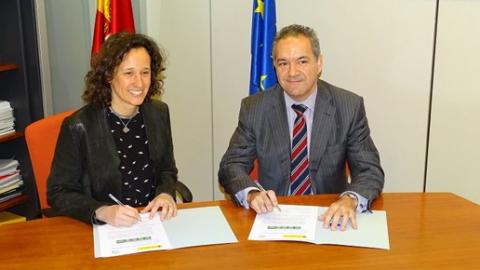 Valvanera Ulargui, directora general de la Oficina Española de Cambio Climático, y Manuel Acosta, presidente de ANESE, en el momento de la firma.