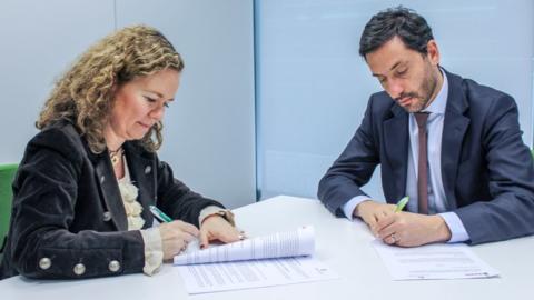 Isabel Reija, consejera delegada de Feníe Energía, y Christian Costaganna, director de marketing de Nissan, en el acto de la firma del acuerdo.