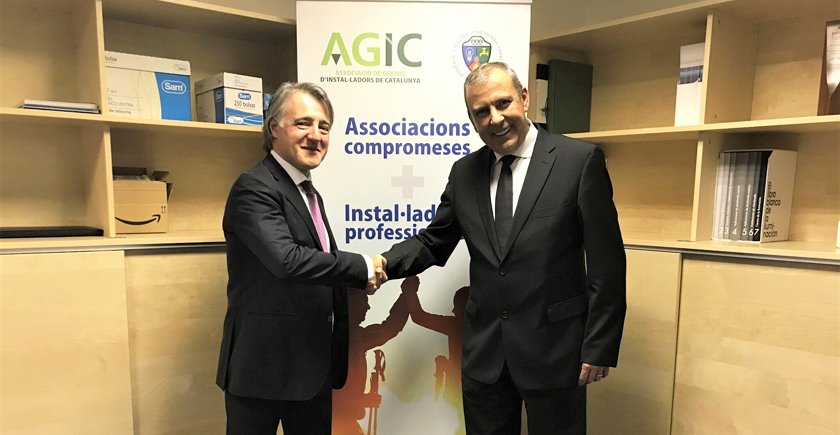 Jaume Alcaide (dcha.), presidente de AGIC-FERCA, junto al representante de Firmaprofesional.