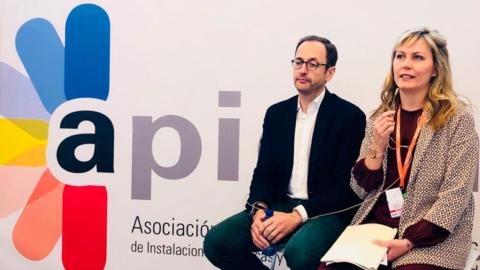 Desirée Fraile, directora general de APIEM, y Fede de Gispert, director de marketing de Telematel, durante la presentación del informe.