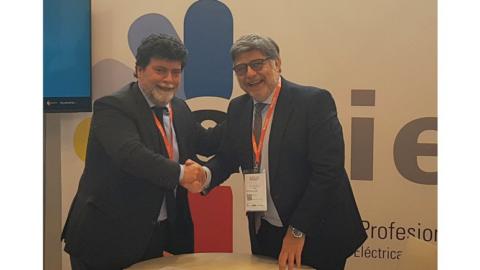 Ángel Bonet (izda.), presidente de APIEM, y José Pérez, delegado general de Ecolum, sellan la colaboración entre ambas entidades.