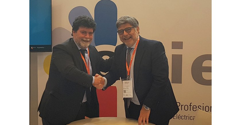 Ángel Bonet (izda.), presidente de APIEM, y José Pérez, delegado general de Ecolum, sellan la colaboración entre ambas entidades.