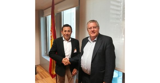 Fernando Huerva (izda.), presidente de FENITEL, junto a Alberto Rodríguez Raposo, director general de Telecomunicaciones.