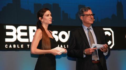 La actriz Kira Miró y Josep Figueras, director de marketing de la compañía, durante el acto de inauguración.