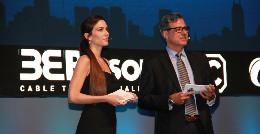 La actriz Kira Miró y Josep Figueras, director de marketing de la compañía, durante el acto de inauguración.